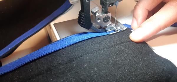 Ici, j'ai rajouté un petit liseré bleu marine sur les bords de la fente, afin que la jupe soit assortie à la veste qui vient avec (voir prochain projet).